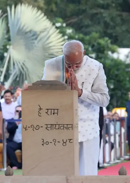 Prime Minister Modi Pays Tribute to Mahatma Gandhi at Gandhi Smriti